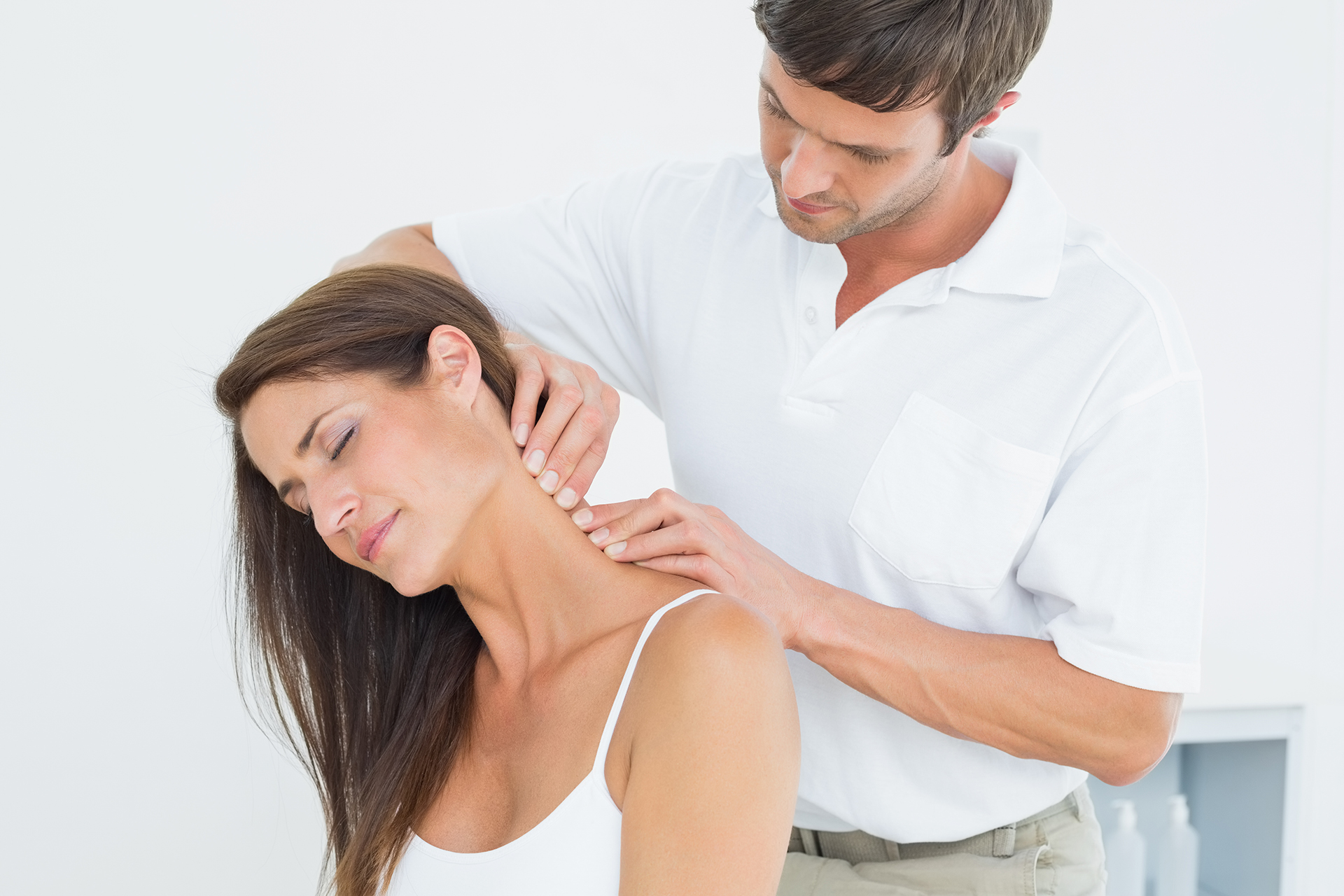 chiropractor treating patient Saint Louis, MO